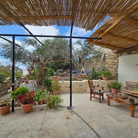 Papas Apartment Moirai